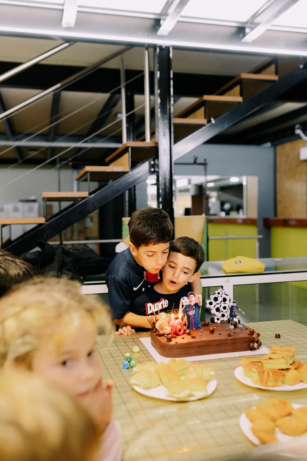 Bolo de aniversário e crianças numa festa no Arena Kids