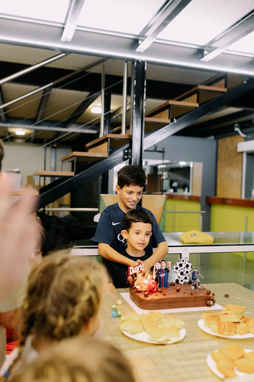 Bolo de aniversário numa festa no Arena Kids